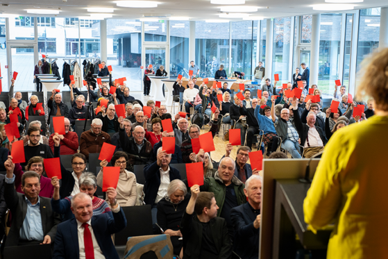 Rote Karte gegen Rechtsextremismus beim SPD-Jahresauftakt (Foto: Laura Boysen)