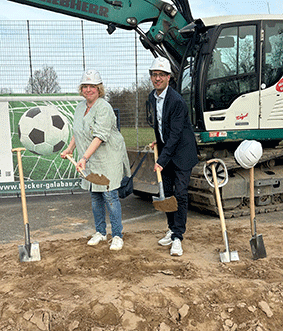 Beim Spatenstich mit dem Sportvereinsvorsitzenden Lars Epple