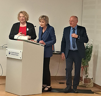 Tanja Sagasser-Beil und Sigrid Neutz überreichen Josip Juratovic das Geschenk des SPD-Kreisverbands Heilbronn